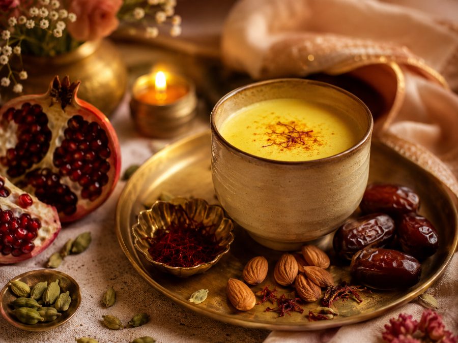 Ayurvedische Gewürze, Safran-Goldene Milch, Datteln und Kardamom