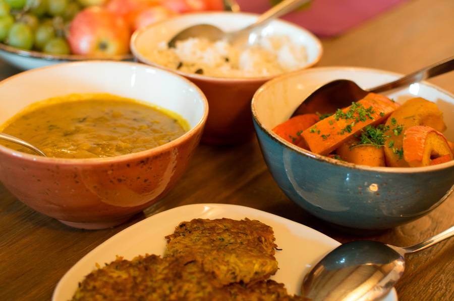 Ayurvedisches Mittagessen der Bio-Küche in Birstein: Dal, Reis, Gemüse und Bratlinge