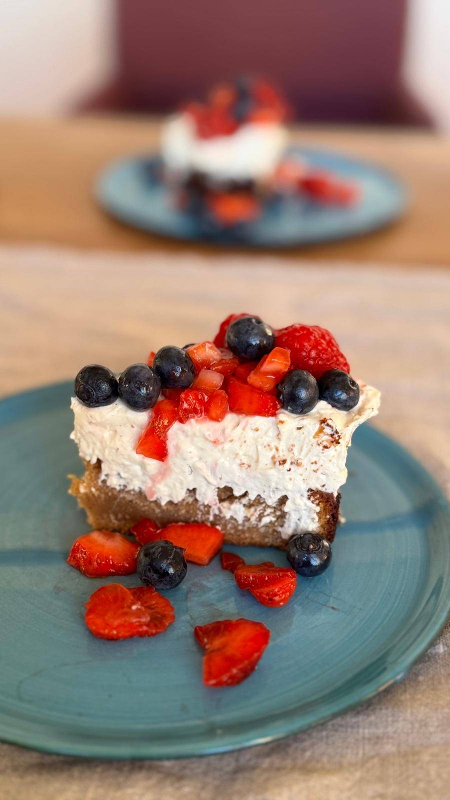 Ayurvedische Ingwer-Beeren-Torte mit frischen Erdbeeren und Blaubeeren