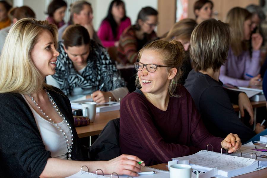 Teilnehmerinnen lernen gemeinsam im Seminarraum der Europäischen Akademie für Ayurveda